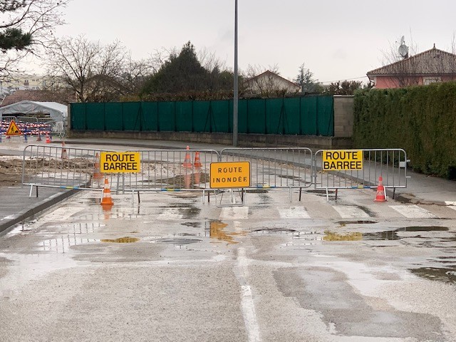 TRAVAUX DE RÉPARATION D’UNE CANALISATION –LA CIRCULATION EST FERMÉE RUE DES ALLOBROGES TRAVAUX DE RÉPARATION D’UNE CANALISATION –LA CIRCULATION EST FERMÉE RUE DES ALLOBROGES